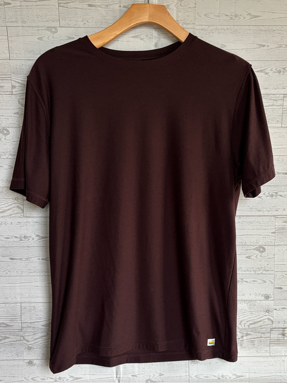 Vuori performance t-shirt Men's Short Sleeve Shirt large burgundy logo hem